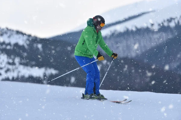 初学者在大雪中小心地滑落雪坡 — 图库照片