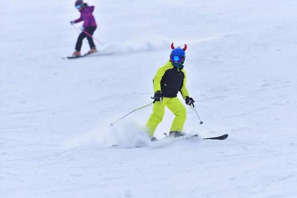 Velocidad Aventura Sol Niño Años Esquiando Por Una Ladera Soleada —  Fotos de Stock