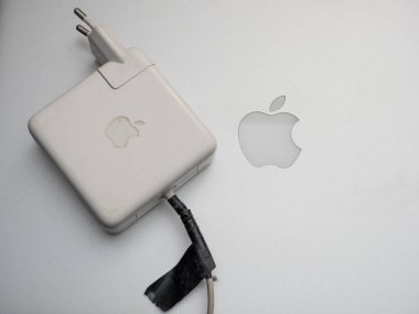 Galati, Romanya - 31 Mart 2023: Apple 's Wtruggle, Behind the Gloss. Yenilik Kusurla Buluştuğunda