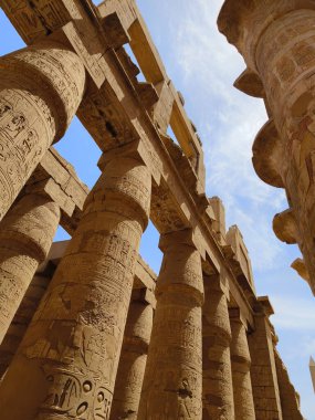 büyük Hipostil hall ve karnak (Antik thebes) tapınakları bulutlara. Luksor, Mısır