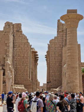 Luxor, Mısır - 11 APril 2023: Büyük Hypostyle Salonu 'nun açılış saati ve Karnak Tapınakları' nın bulutları (antik Teb). Luxor, Mısır