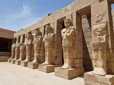 Büyük Hypostyle Salonu ve Karnak Tapınakları 'ndaki bulutlar (antik Thebes). Luxor, Mısır