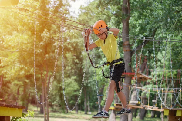 Junge Klettert Gerne Seilgarten Abenteuer Glückliche Jungen Spielen Abenteuerpark Mit Stockbild