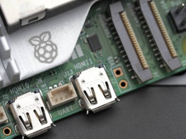 Galati, ROMANIA - 10 Kasım 2023: Aktif soğutuculu bir Raspberry Pi 5 'in klavyede yakın çekimi. Ahududu Pi, İngiltere 'de geliştirilmiş kredi kartı büyüklüğünde tek kartlı bir bilgisayardır.