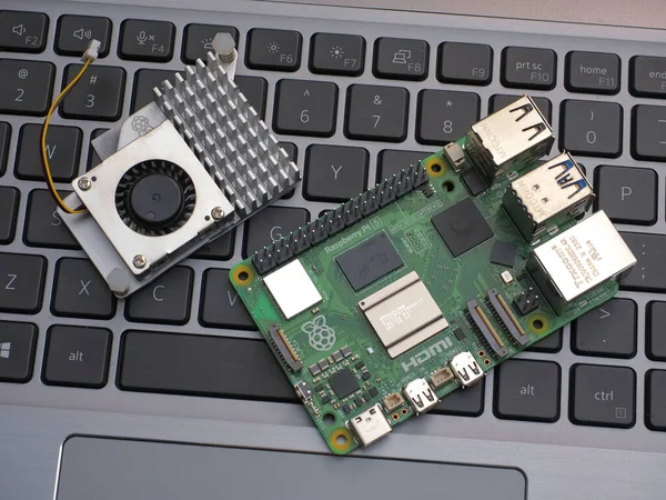 Galati, ROMANIA - 10 Kasım 2023: Laptop klavyesinde bir ahududu Pi 5 'in yakın çekimi. Ahududu Pi, İngiltere 'de geliştirilmiş kredi kartı büyüklüğünde tek kartlı bir bilgisayardır.