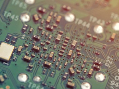 Yüzeyinde küçük parçalar olan PCB 'ye yakın çekim. Elektronik konsept