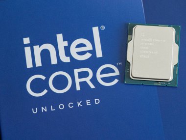 Bir Intel Çekirdeğinin Intel logosu. 14. nesil i9-14900K işlemci çantası.