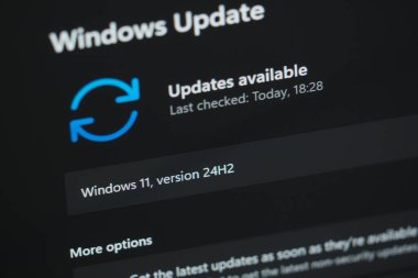 Galati, Romanya - 13 Aralık 2024: Laptop ekranında 24H2 Windows 11 güncellemesi kontrol ediliyor yakın görüş, 24H2, 3: 2 çerçeve oranı üzerine odaklanın