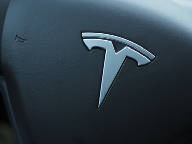 Galati, Romanya - 26 Aralık 2024: Tesla Model Y direksiyon simidi üzerindeki Tesla logosu