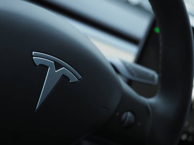 Galati, Romanya - 26 Aralık 2024: Tesla Model Y direksiyon simidi üzerindeki Tesla logosu