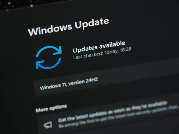 Galati, Romanya - 13 Aralık 2024: Laptop ekranında 24H2 Windows 11 güncellemesi kontrol ediliyor