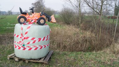 Çiftçi protestolarını sembolize etmek için bir saman balyasının üzerindeki pist kapısı.