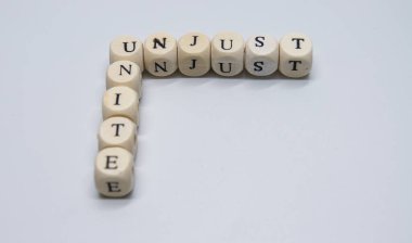 Düşünceli, düşünceli, harfli tahta küpler.