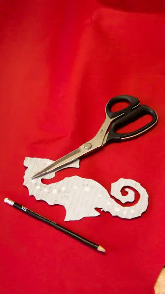 Tissu Toile Rouge Avec Motif Hippocampe Ciseau Crayon Tailleur Travaillera — Photo