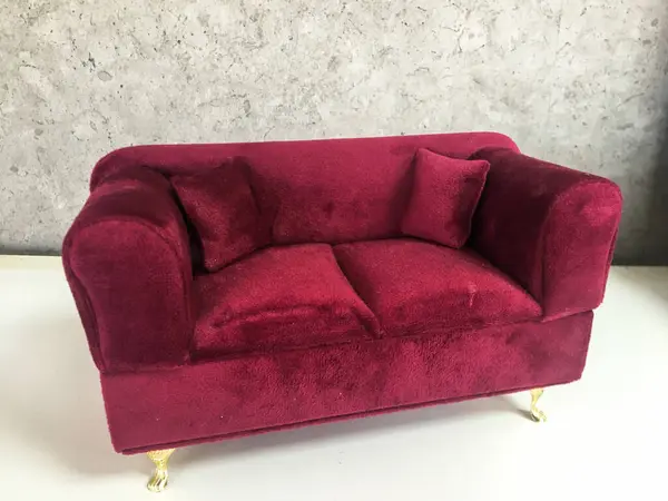 Ein Dekoratives Rotes Sofa Miniaturformat Eine Handgefertigte Rote Luxuscouch — Stockfoto