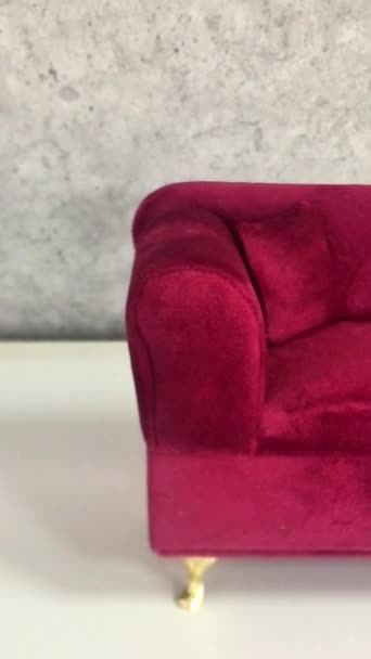 Dekoracyjna Czerwona Sofa Miniaturze Ręcznie Robiona Czerwona Luksusowa Kanapa — Wideo stockowe