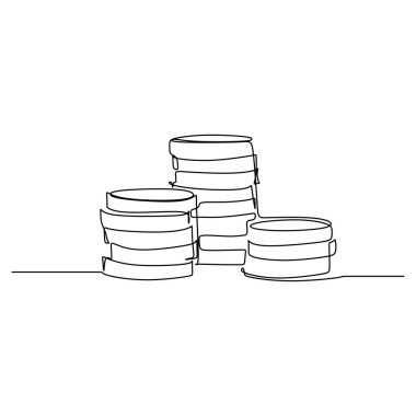 Beyaz arkaplanda izole edilmiş tek bir satır bozuk para yığını.