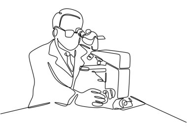 Mikroskop kullanan bir bilim adamının sürekli çizimi. Bilimsel keşiflerin özünü minimalist bir tasarımla yansıtıyor. Vektör illüstrasyonu.