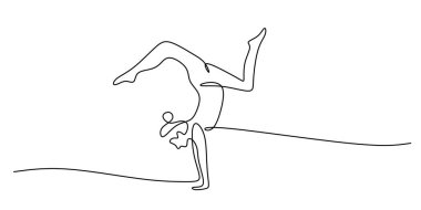 Jimnastik yapan kişi tek sıra halinde poz verir. Aktif spor konsepti. Zarif vücut hareketi sanatı.