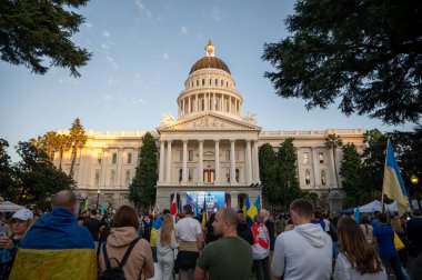 Sacramento, Kaliforniya ABD - 24 Şubat 2024 Kaliforniya Ukraynalıları Rusya 'nın tam ölçekli işgalinin iki yılı münasebetiyle miting