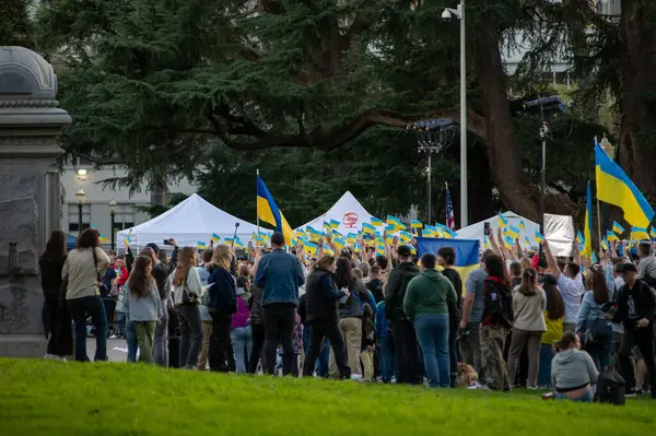 Sacramento, Kaliforniya ABD - 24 Şubat 2024 Kaliforniya Ukraynalıları Rusya 'nın tam ölçekli işgalinin iki yılı münasebetiyle miting