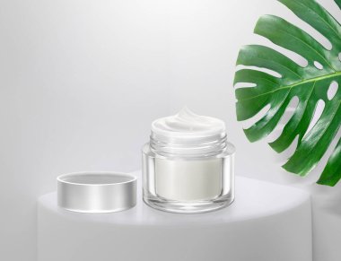 Pakette beyazlatıcı krem. Beyaz bir kaidede, ışık tropikal bitkilerden içeri giriyor. Kozmetik reklamları için 3 boyutlu.