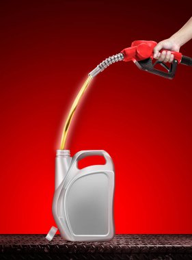 El ele tutuşan plastik galon doldurucu metal arka plana yerleştirilmiş kırmızı arka planda izole edilmiş.