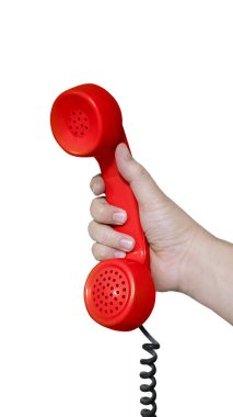 Eski moda kırmızı telefon kulaklığı beyaz arka planda izole edilmiş..