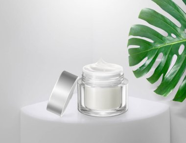 Pakette beyazlatıcı krem. Beyaz bir kaidede, ışık tropikal bitkilerden içeri giriyor. Kozmetik reklamları için 3 boyutlu.