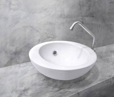 Lavabo ve musluğu olan bir banyo. Banyo arası.