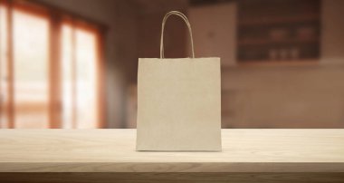 Kese kağıdı paketleme. Odadaki ahşap masaya boş kağıt torbaları yerleştirme.