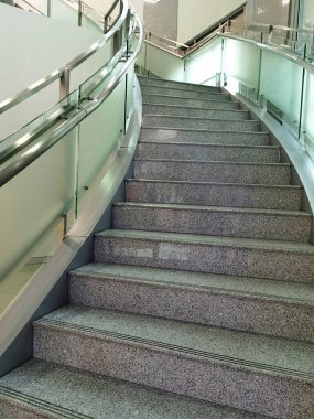 Binada yukarı aşağı yürümek için sarmal merdiven