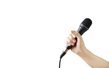 Beyaz arkaplan metin girdisinde izole edilmiş mikrofona sahip eller