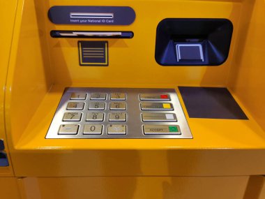 Bankaların sağladığı nakit çekmek için ATM