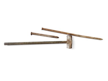 Beyaz üzerine izole edilmiş çekiç ve keskiler.