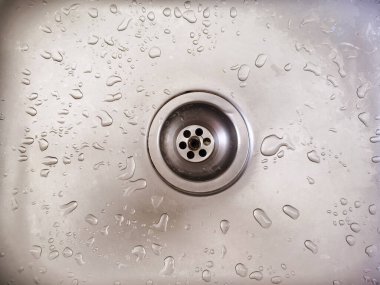Ellerini lavaboda yıkadıktan sonra bir damla su..