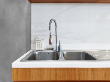 Lavabo, evin içindeki mutfaktaki boş bulaşıkları temizlemek için..