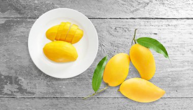Olgun mango soyulmuş beyaz bir tabakta beyaz bir mango dilimleri. 