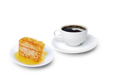 Kahve kupası. Beyaz arkaplanda izole edilmiş bir tabakta doğal bal küpleri.