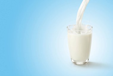 Mavi beyaz arkaplanda bardağa su dök