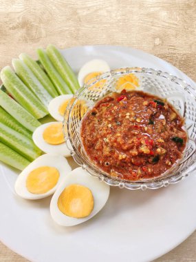 Karides ezmesi biber ezmesi, haşlanmış yumurta, beyaz salatalık dilimleri.