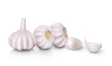 Beyaz arkaplanda çiğ sarımsak