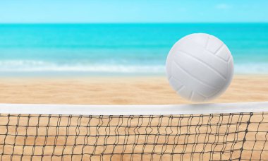 İnternette voleybol topları olan plaj manzarası. Yaz. Arka plan deniz suyu ve mavi gökyüzü..