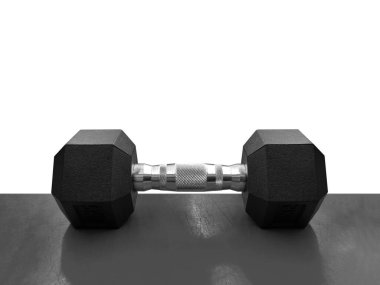 Siyah arkaplanda siyah metal halterler beyaz arkaplanda izole edildi