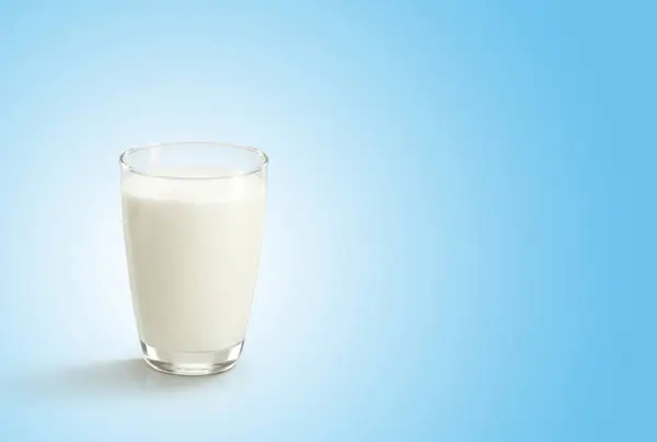 Mavi beyaz arka planda bir bardak süt.