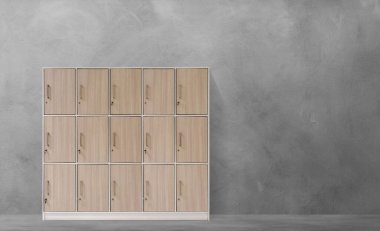 Salondaki ahşap dolaplar. Arka plan çimento..