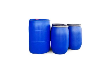 Beyaz arka planda izole edilmiş mavi plastik bir kova.