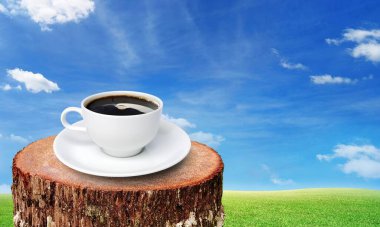 Doğal ağaç kütüğünde beyaz kahve fincanı..