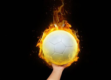 Ateşli futbol topu elinde.