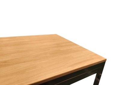 Ahşap masa köşesi görüntüsü, beyaz arkaplanda izole.